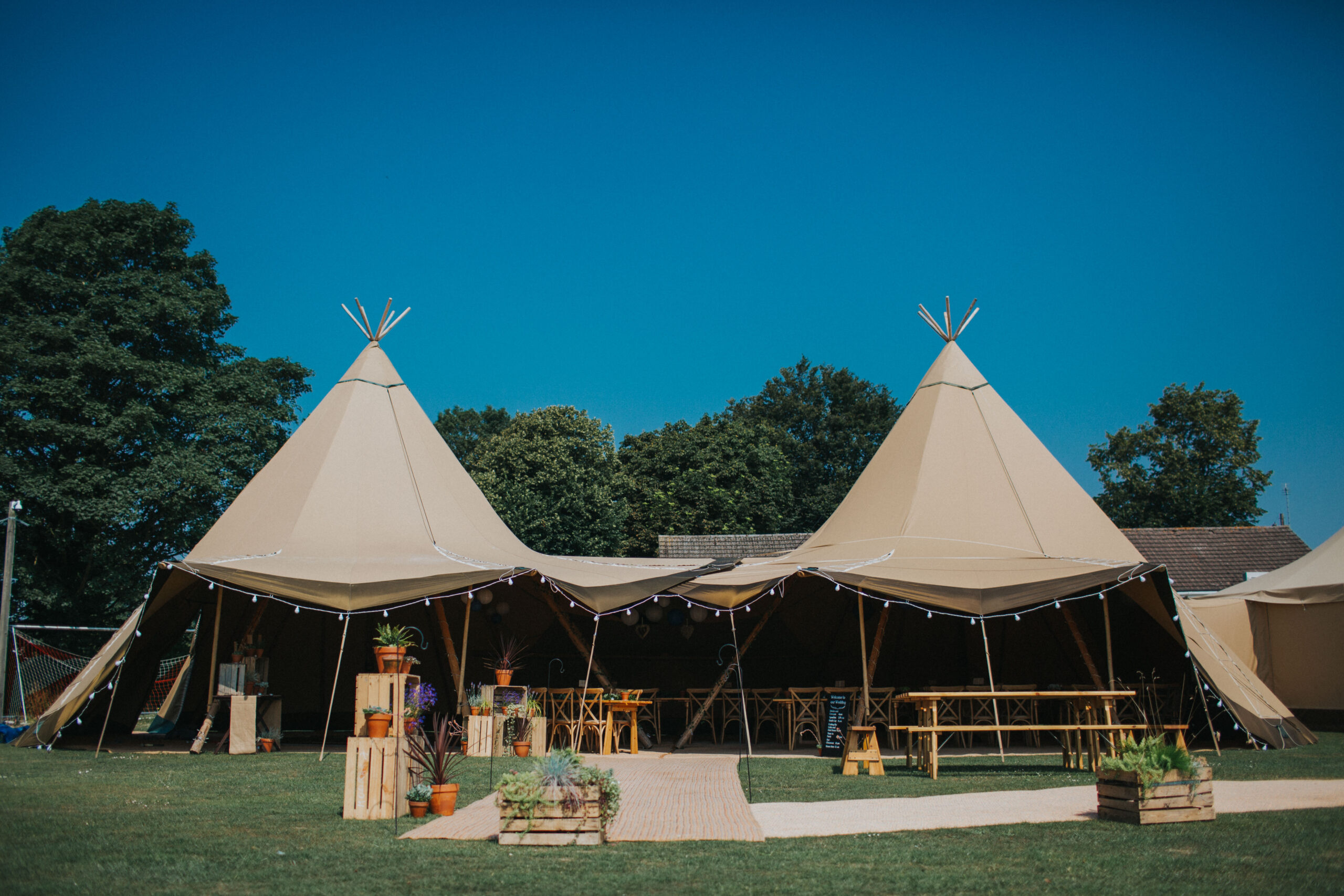 Natural beauty of Lincolnshire showcased at the outdoor wedding