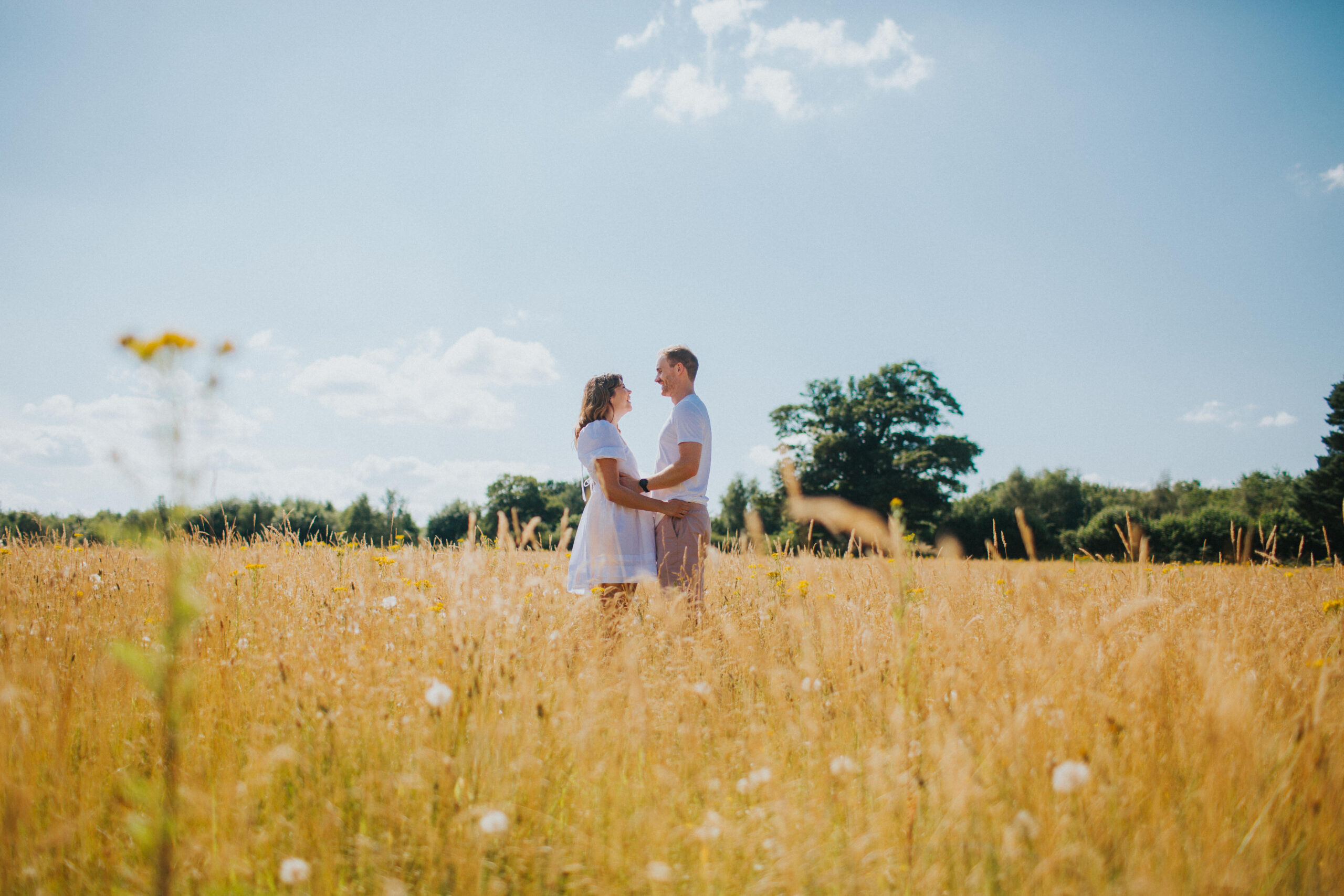 Romantic embrace between the couple during their photo session