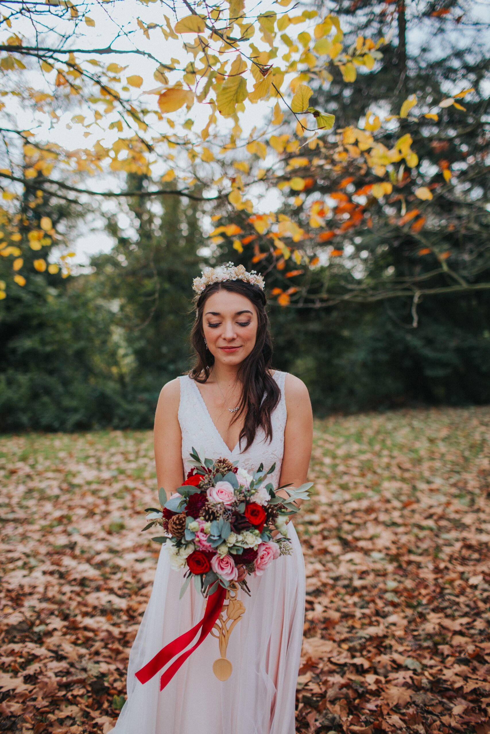 Golden leaves backdrop the bride's stunning autumnal bouquet