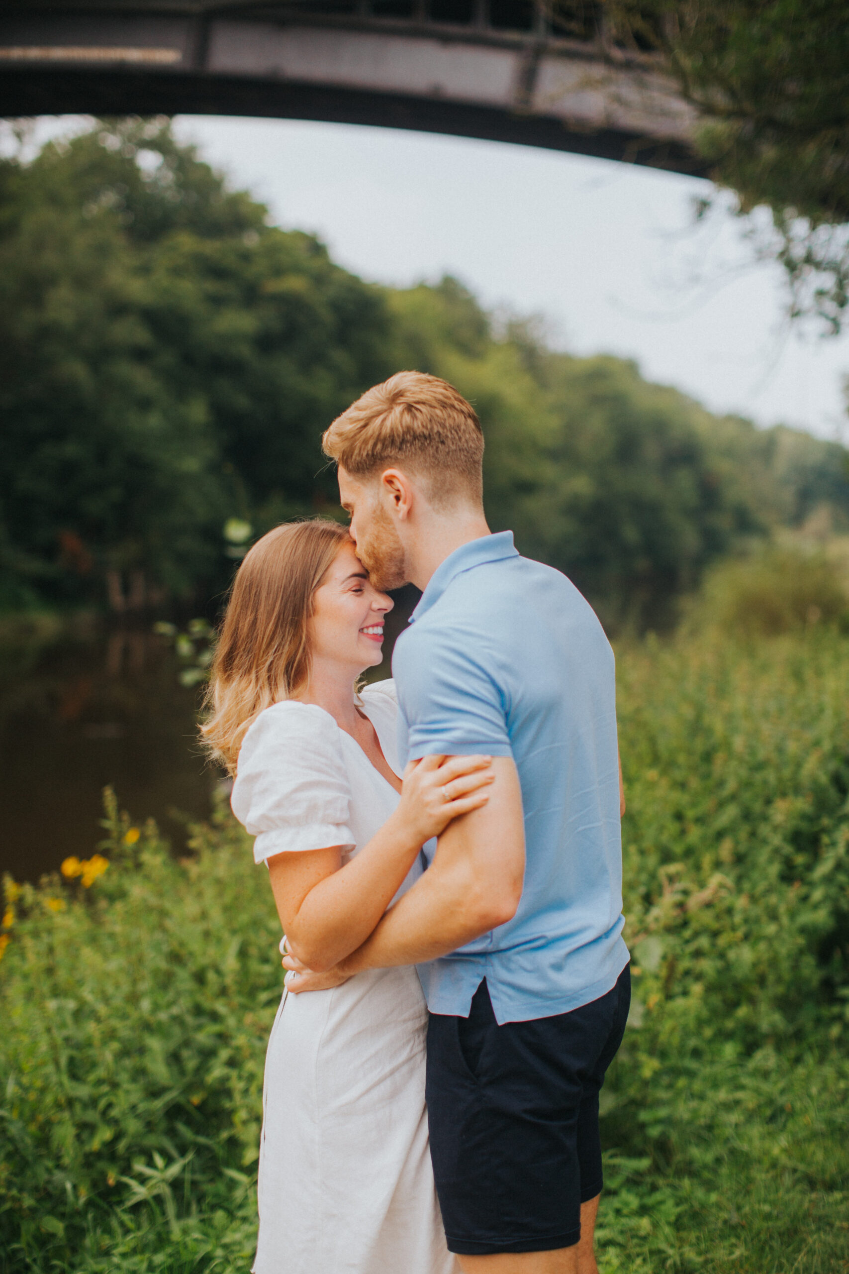 couple kissing at Ironbridge